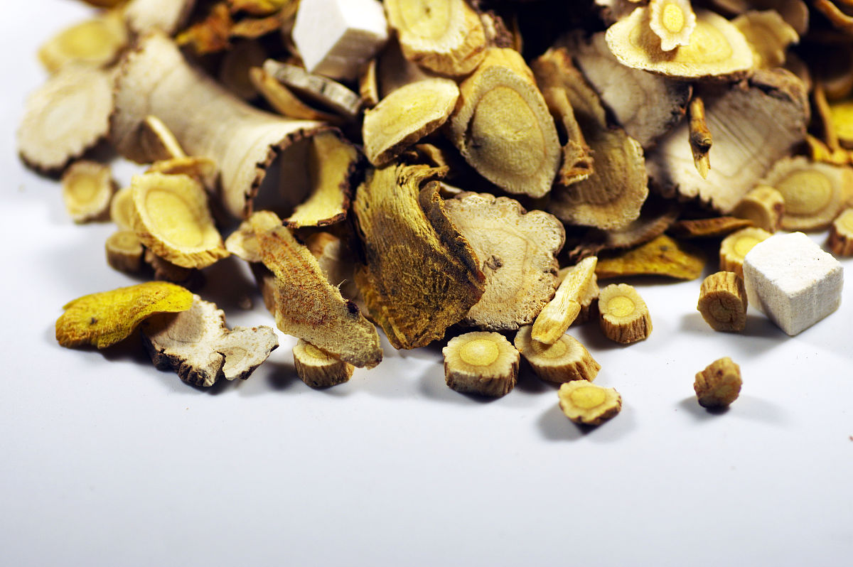 请帮我写1篇650字的博客文章主题是：柴胡的功效和作用