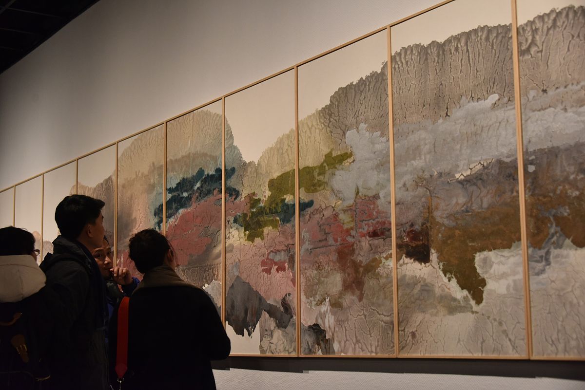润色：Synthetic materials are widely used in painting activities in China gradually forming an artistic language with Chinese ethnic characteristics They not only reflect the content and formal features