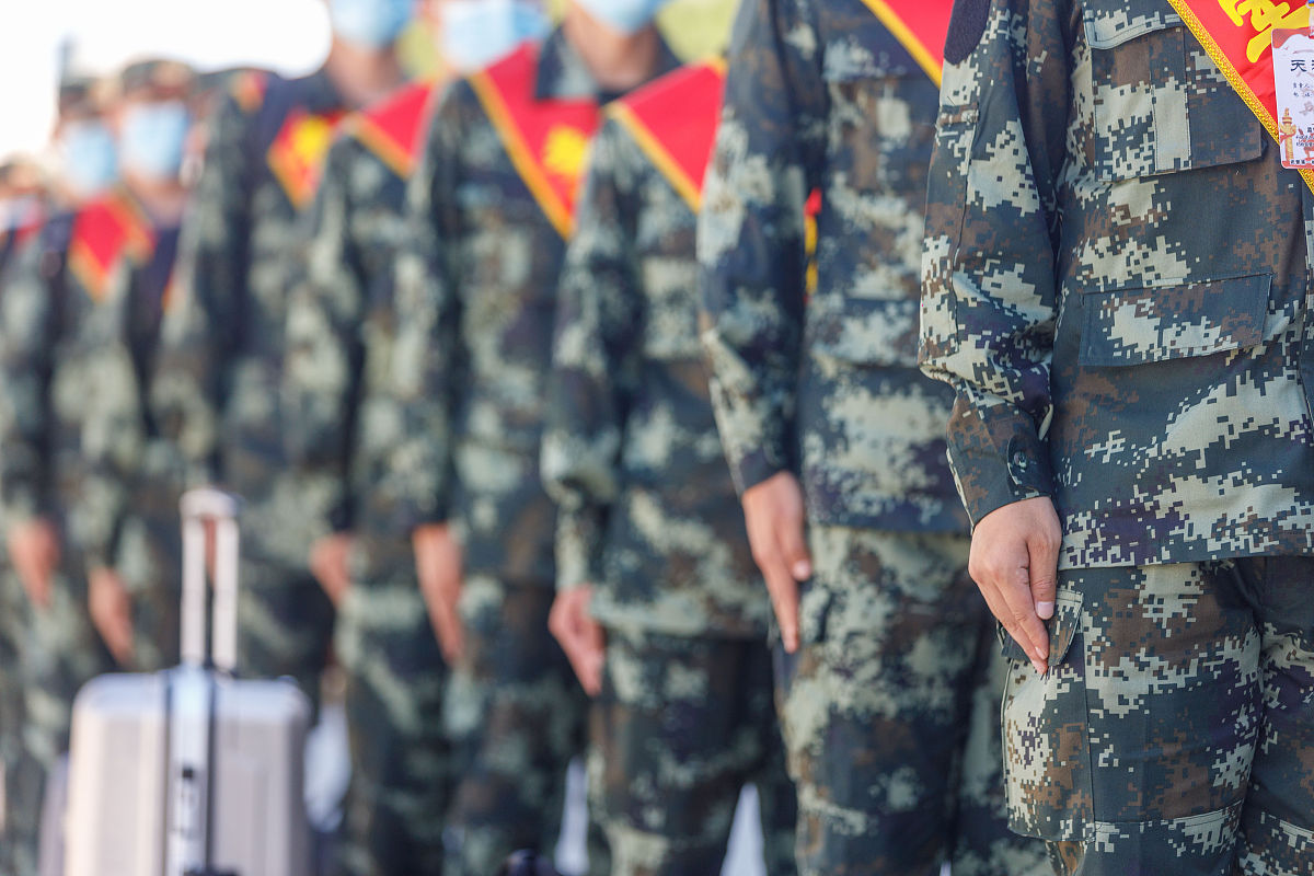 经国务院、中央军委批准新修订的《征兵工作条例》自2023年5月1日起施行。《征兵工作条例》作为我国依法开展兵员征集工作的重要基础法规该条例突出高素质兵员征集坚持以大学生为重点征集对象明确优先保证大学毕业生和对政治、身体条件或者专业技能有特别要求的兵员征集。当我们在享受着此时此刻的宁静时光地球的另一个角落可能战火纷飞不知道下一秒还有没有家能不能活着有网友感慨我们不是生活在和平的年代只是生活在和平的国