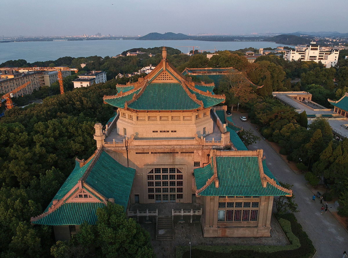 武汉大学：中国著名大学，历史悠久，学科齐全