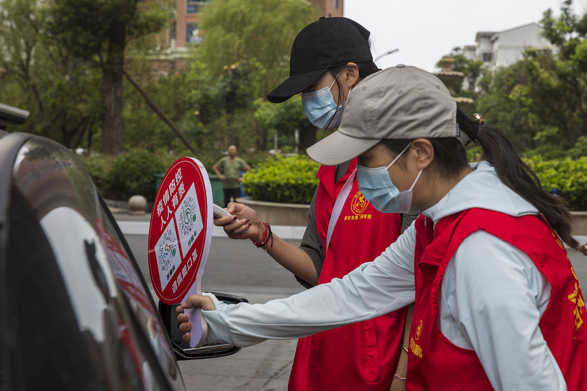 2021年8月22日,江苏省连云港市东海县动员志愿者深入小区一线进行疫情