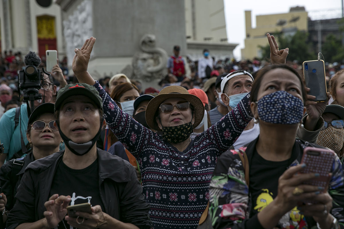 也许有线新闻频道可以稍作休息不再报道特朗普的午餐而是展示大批年轻人涌入纳什维尔要求共和党人通过枪支改革。