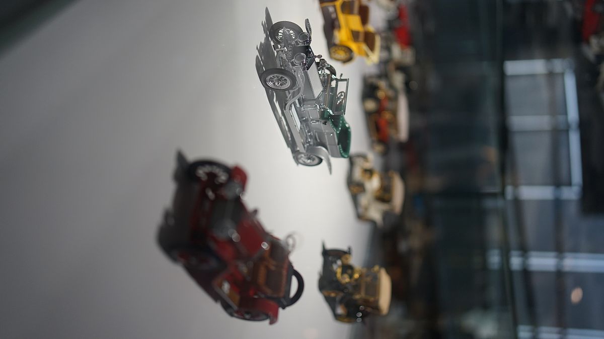 赛博朋克卡牌世界：猫神像的秘密底座