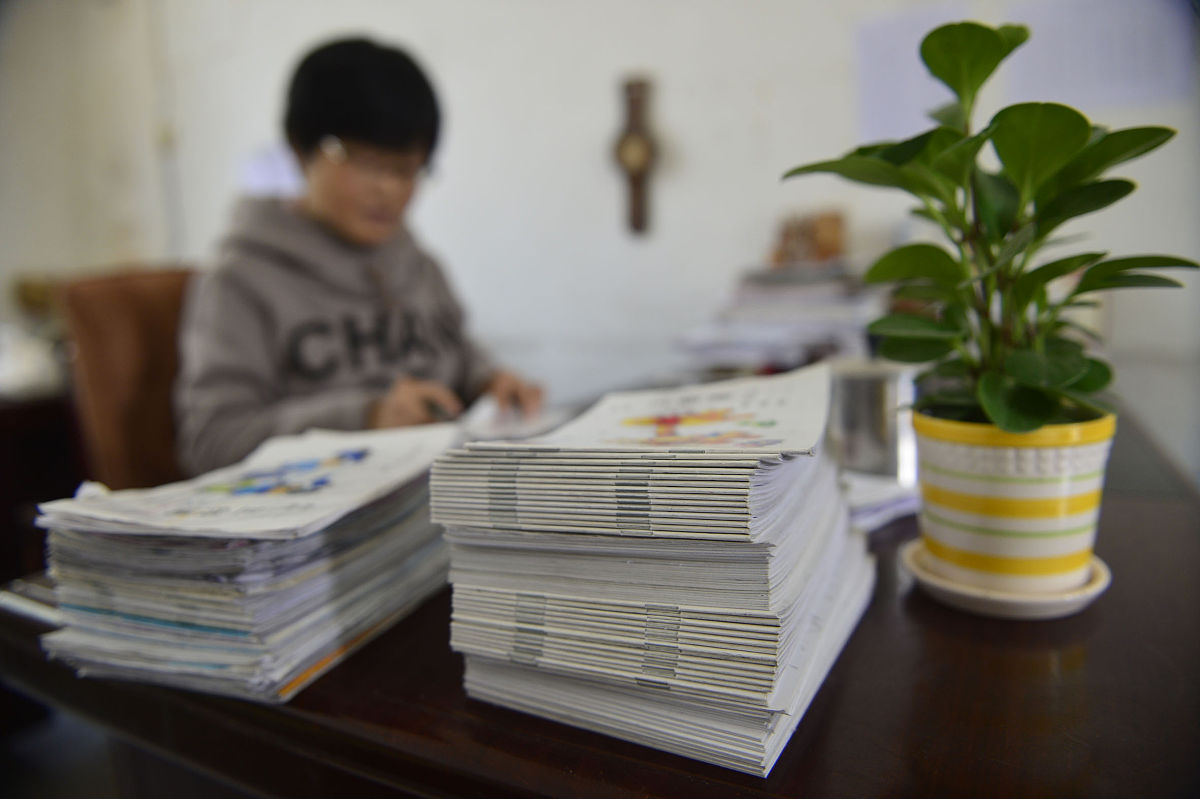 请润色以下内容1职业概述中学是步入大学的关键一步是知识积累的重要时期。中学老师在关心学生健康成长的同时一个重要的任务就是传授知识。中学的学习方式不同于大学的自由学习它需要老师一字一句的传授将知识点讲得面面俱到且需要不断地强化记忆这也就使得中学老师需要承担较大的压力。即便如此中学老师也为自己对学生在重要时期起到的推动作用感到无比的欣慰和自豪。2工作内容安排教学进度按照大纲要求备课并作好备课笔记按时提