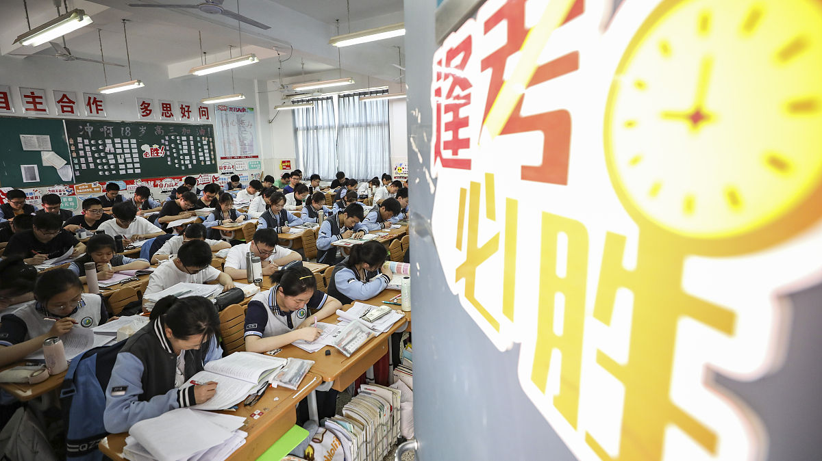 ：假设你是一名合肥一六八中学即将升入高二的女生你的选科 在最后一周由物化生改为物理化学政治之前在强基班学习感受相较轻松但高二决心努力学习。最后请以回顾萌新生活点滴思考前路方向为题目写一篇文章要求字数不少于800字