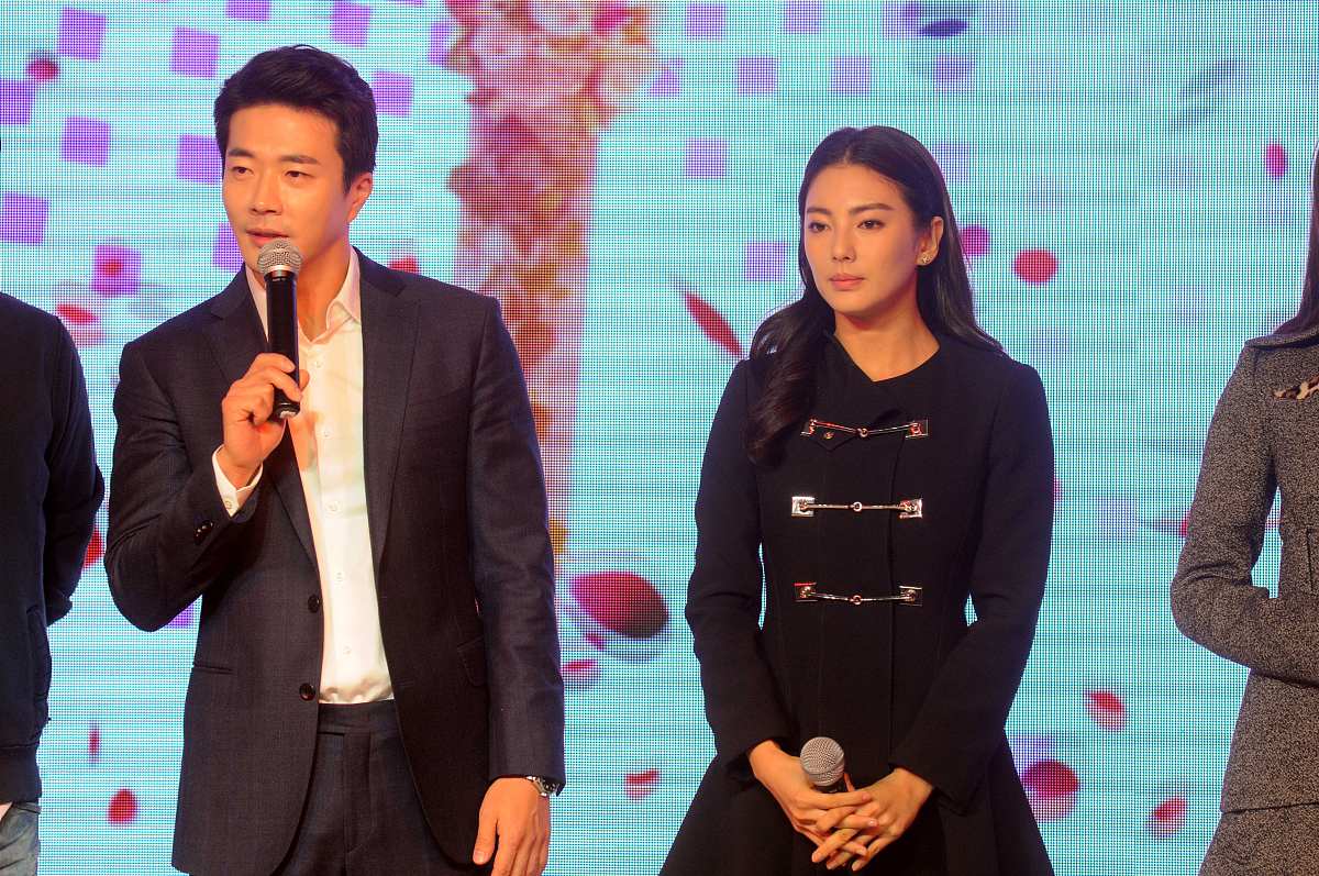 女生被夸赞后担心被冷落，如何幽默回复？