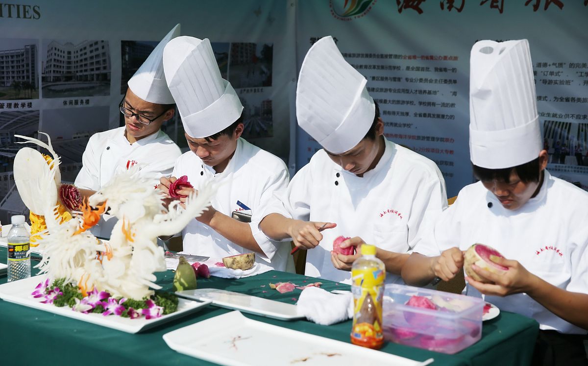 富平职业教育中心2021年招生专业介绍：机电、电子信息、商贸、美容美发等