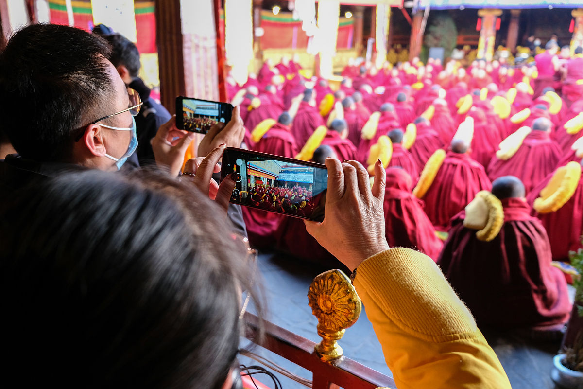 请根据以下两个方面写一篇专业知识方面的申报高级职称人员答辩自述：1对本人在专业基础和专业理论领域内掌握的知识深广度作客观评价2是否注意了解和掌握本学科的最新成果和前沿知识