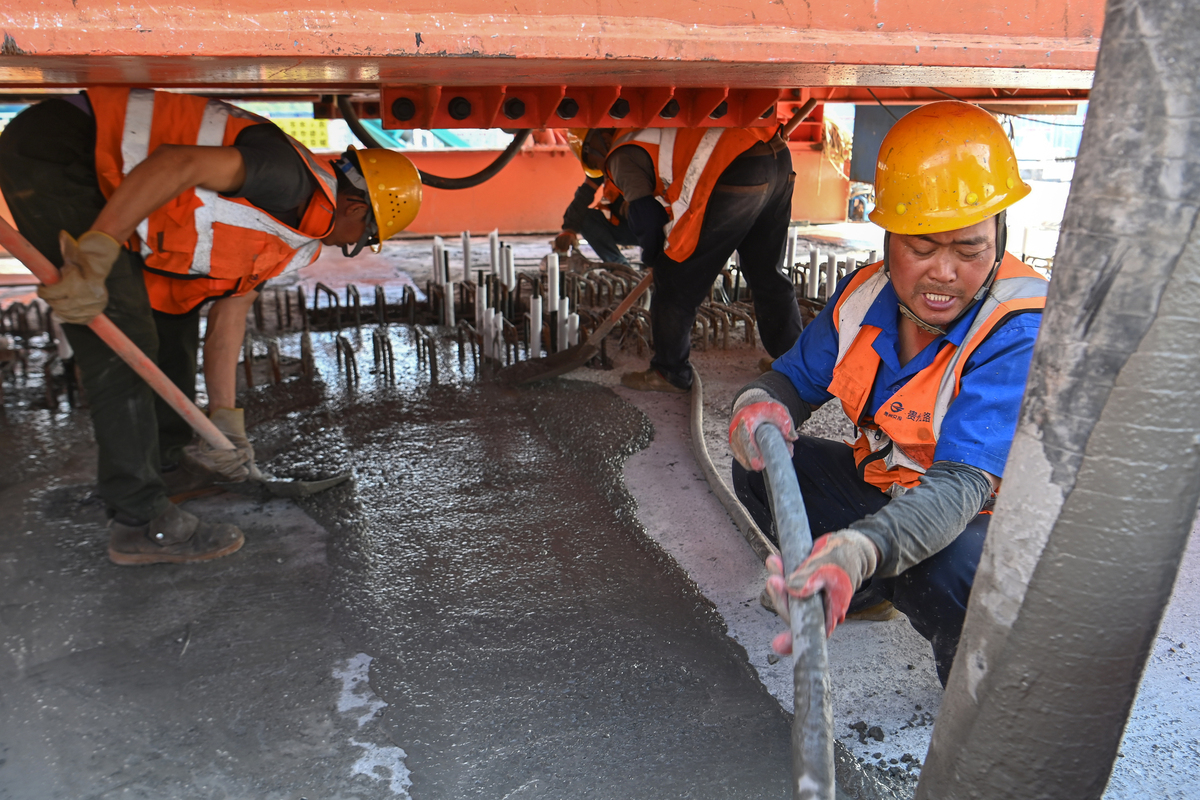 请对论文 浅谈混凝土冬季施工质量保证措施——以拱极东路项目为例的11研究背景进行写作 保证其内容合理性不要乱写：