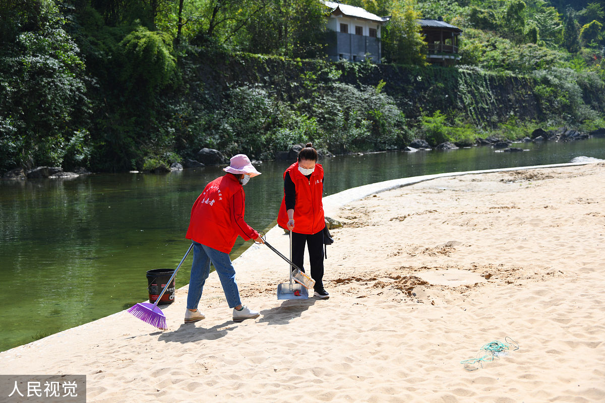 请写一篇关于志愿者清理河道垃圾的新闻稿并润色