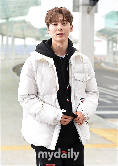 2020年2月17日下午,韩国首尔,男团nu'est成员黄旼炫为出席时装秀,从仁