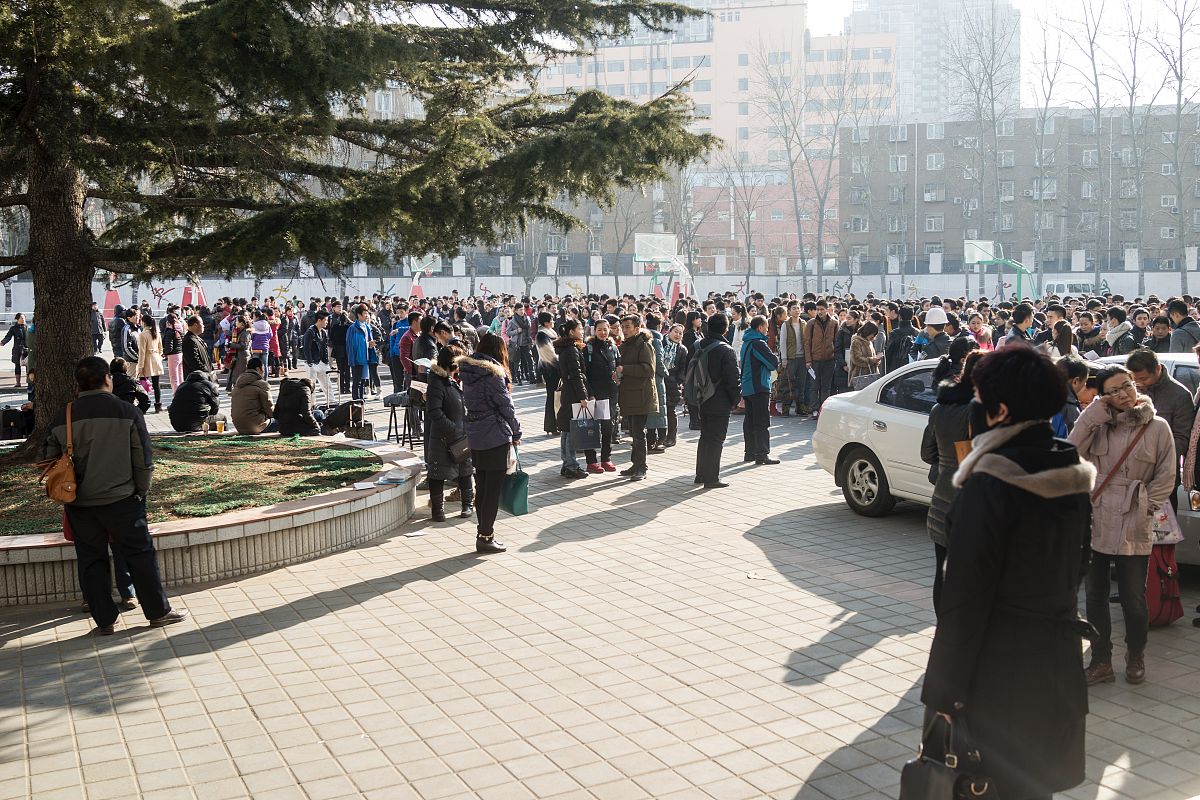 2014年01月14日,北京,参加浙江传媒学院艺术类专业考试的学生在考场外