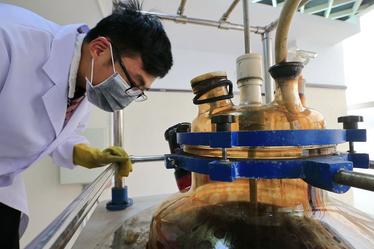 请把下记翻译成日语：最早渗透工艺出来的时候客户都有顾虑要求用常规工艺来做但是做着做着发现渗透工艺成本低很多最终还是选择用渗透工艺然后这个工艺做了这么多年也没有任何的问题所以每个新技术刚出来的时候都会经历从被客户怀疑不理解到安心使用的这一过程。汽车牵引电机