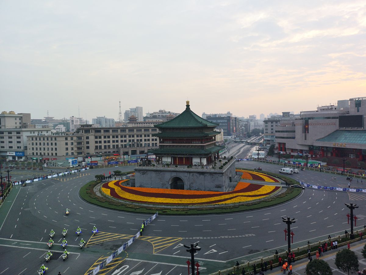 2018年10月20日,西安国际马拉松赛在南门鸣枪开跑.开跑后,选手们通过