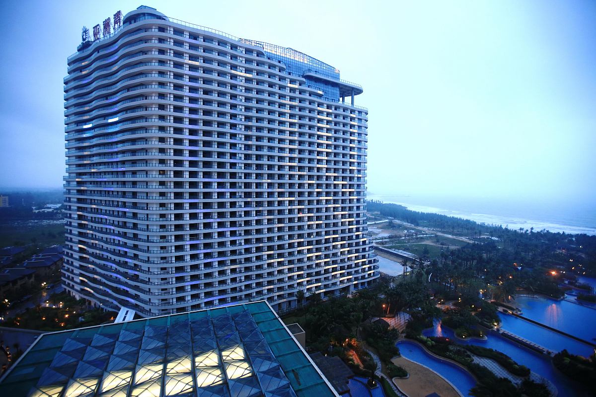 把三亚改成海口本文主要选取三亚海棠湾的高星级酒店为研究对象主要对三亚海棠湾民生威斯汀度假酒店、三亚亚特兰蒂斯酒店、三亚香格里拉酒店、三亚海棠湾天房洲际酒店、三亚海棠湾君悦酒店这五家酒店的携程上的差评进行抓取运用了后裔软件进行网络差评的抓取三亚高星级酒店的差评选择是以 2020 年 1 月 1 日-2022 年 1 月 1 日为选区的范围。然后运用 ROST 文本分析软件对酒店的网络差评进行高频词及