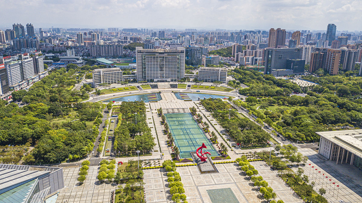 县政府与岭南公司举行广场改造座谈会，共话城市发展