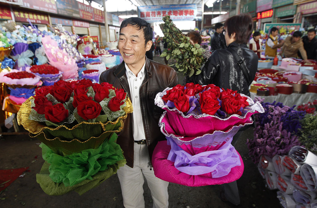    2013年2月14日,昆明斗南花卉交易市场,情人节拉动消费,玫瑰花束热