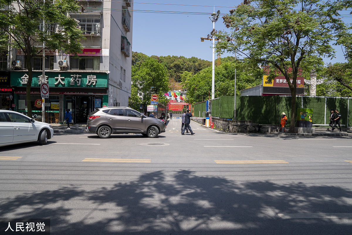 根据题目：关于朱泾镇南坪小区机动车停车管理工作的调查报告写一个调查结果中关于加强宣传教育的具体做法至少300字