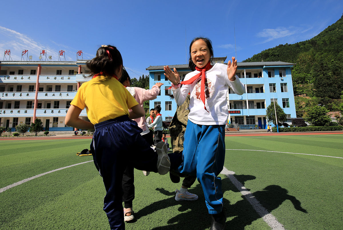 2021年4月30日,贵州省从江县刚边乡中心小学的学生在玩"编花篮"游戏.