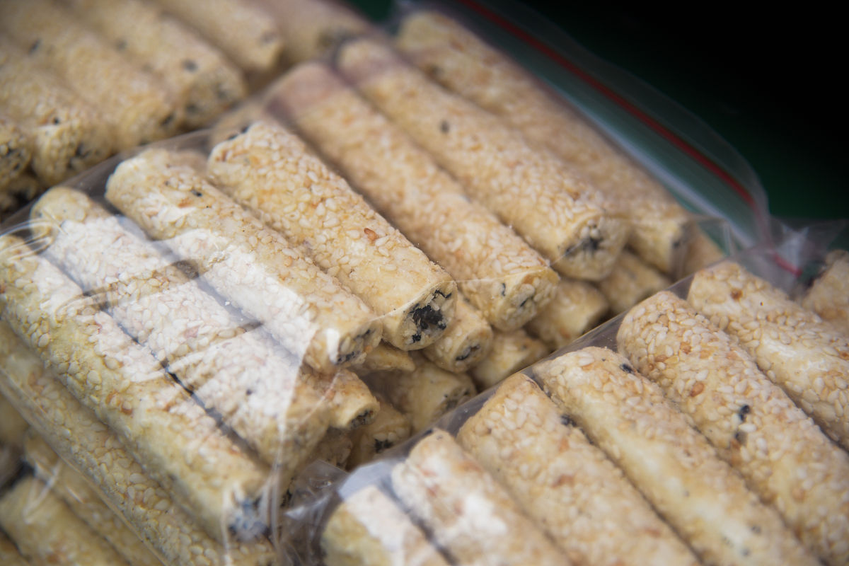 请将以下文字改写通顺更有逻辑：功能糖醇是糖的醛基、酮基或半缩醛羟基被氢还原后得到的多元醇化合物。目前我国市场上开发的糖醇均为具有独特功效的糖类碳水化合物根据它们的结构可分为单糖醇如赤藓糖醇、木糖醇、山梨糖醇、甘露糖醇和多糖醇如麦芽糖醇、乳糖醇、异麦芽酮糖醇12王洛祺 2019 #43;Grembecka 2015 #44。由于其良好的物理化学特性功能糖醇已被广泛应用于多个领域。在食品和饮料领域中它