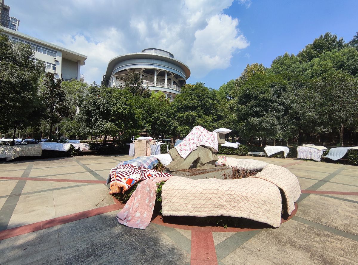 成都郫县希望职业学校是否需要提供被子枕头？