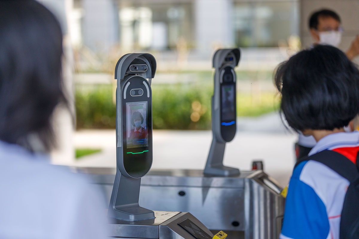 我们的综合巡逻系统有一个巡检点扫码的功能但是二维码可以批量生成导致巡检人员可以在办公室里直接扫码完成巡逻请设计一个产品方案避免巡检人员作弊