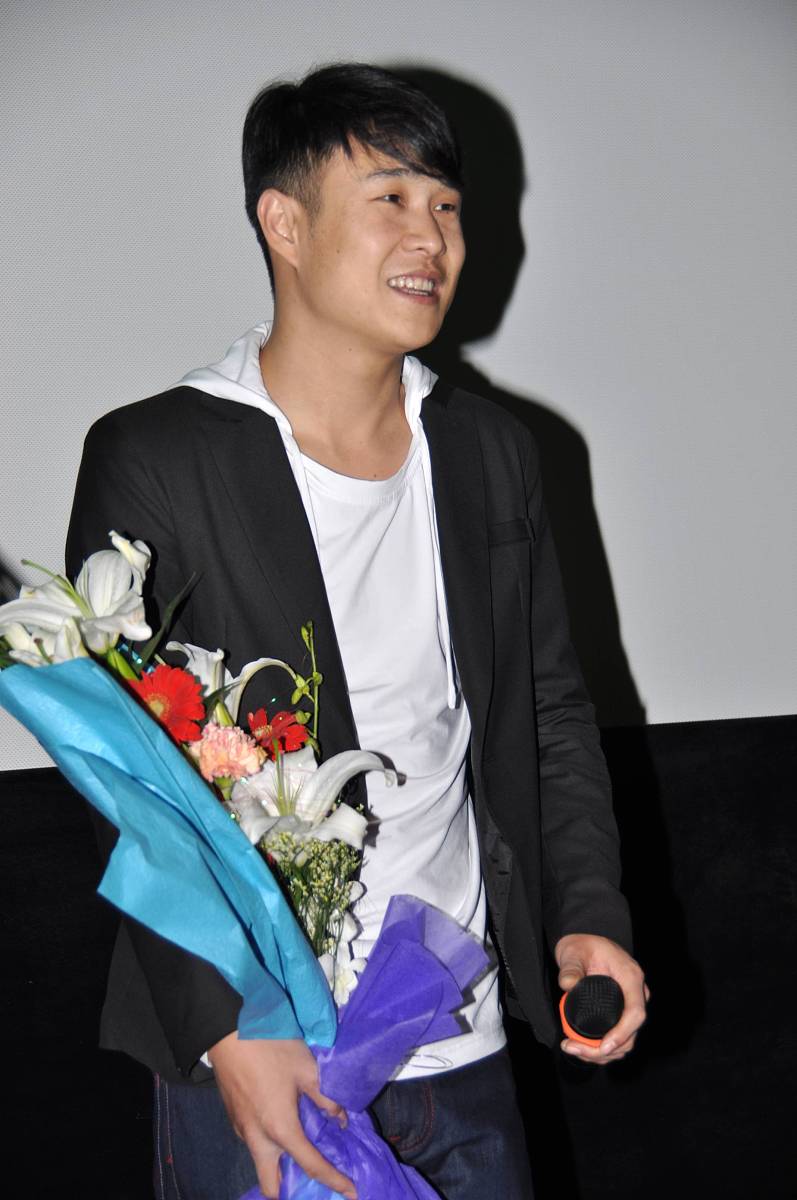 请写一篇以明白了什么是笑着哭最痛为主题的爱情故事