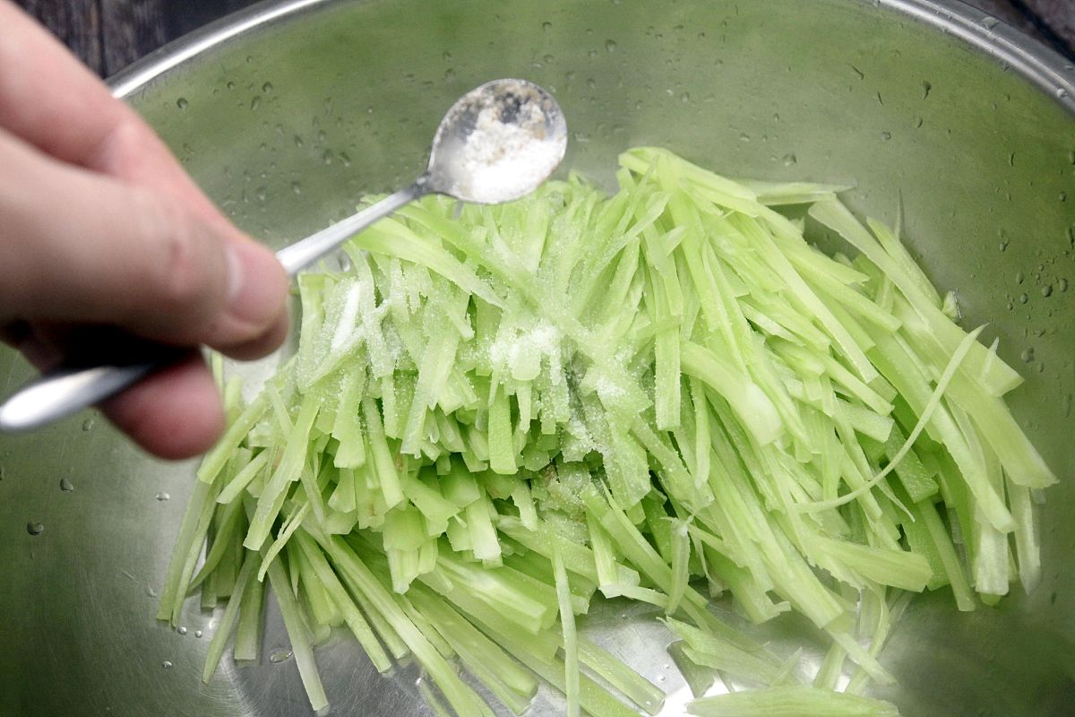 莴苣的做法凉拌菜用焯水吗