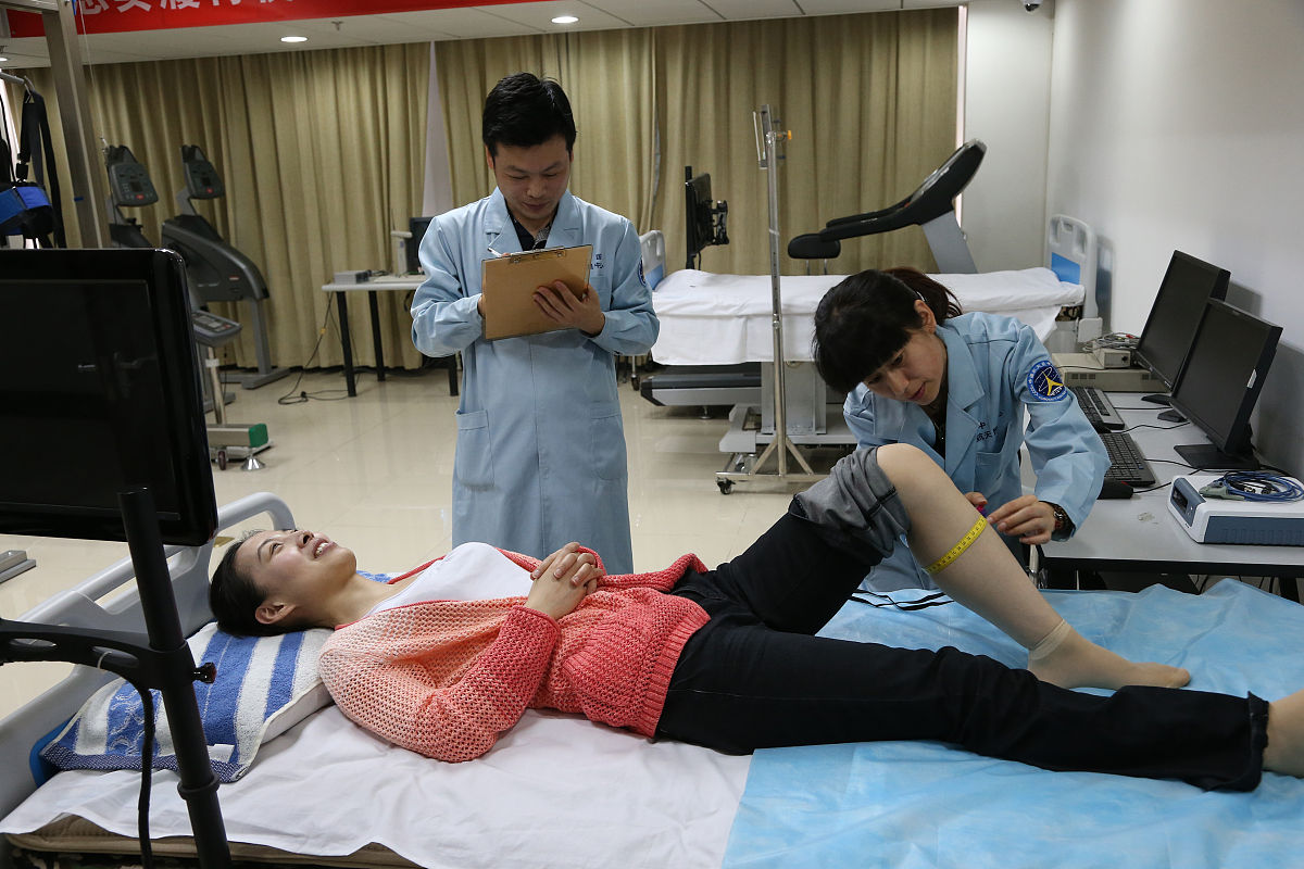 不能进行肌力检查的有A 	脑性瘫痪B 	骨折未愈合C 	周围神经修复术后早期D 	肩周炎E 	腰椎间盘突出症