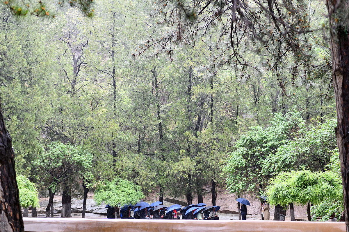 论述研究延安市杨家岭红色旅游景区优化游览路线加强与旅行社的合作不少于500字。