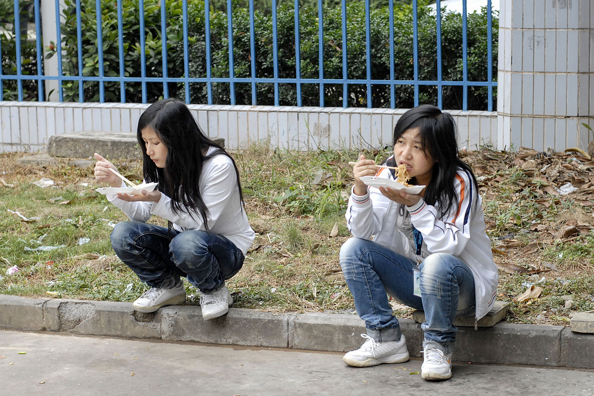 请一篇不少于200字劝说边泽敏这个女大学生不要想家了