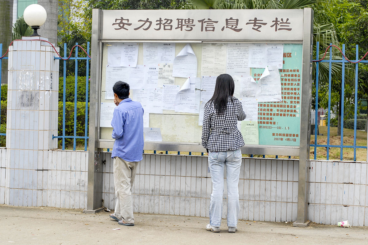 请简述农村普通高中依法治校存在的问题