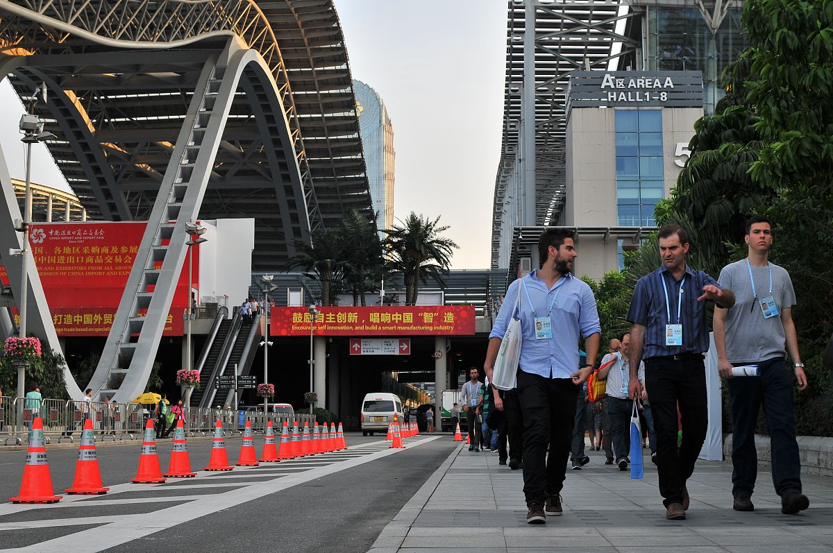 精简概括以下内容为何新加坡总理和法国总统访华都去广州从历史渊源来看广州是中国的南大门作为中国2000多年来唯一从未关闭过的对外通商口岸、古代海上丝绸之路发祥地之一千百年来千年商都广州一直是我国对外交流、贸易的重镇可以说是蜚声海内外。在历史上广州也曾在中法、中新的交往中扮演重要的角色。300多年前来自法国的安菲特利特号两渡重洋来到广州拉开了中法两国远洋贸易的序幕。1777年路易十六决定在广州开设领事