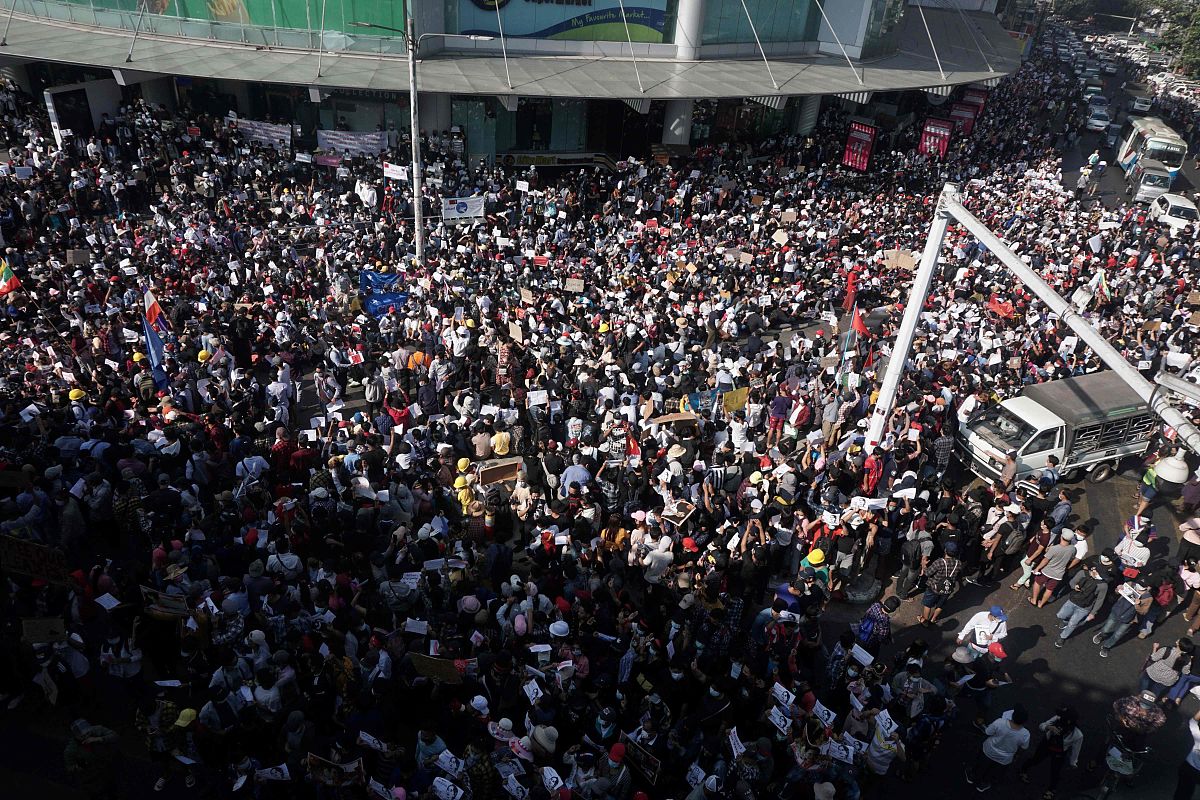 当地时间2021年2月9日,缅甸仰光,数万民众走上街头要求军方释放国务资