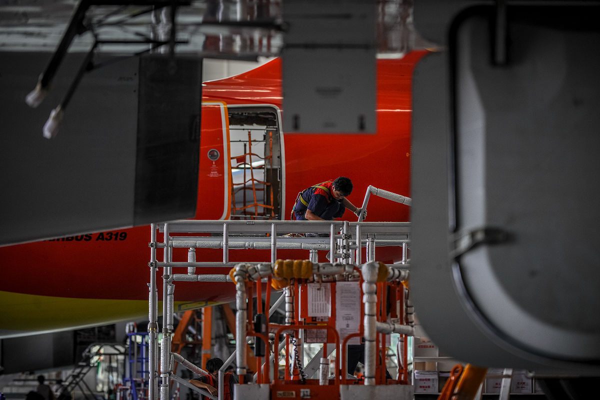 请翻译货舱内附属设施