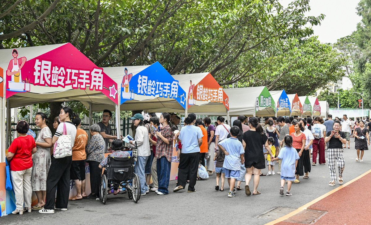 对“在文化广场摆摊看吸引人参加我们的社团活动”的高级说法是什么？