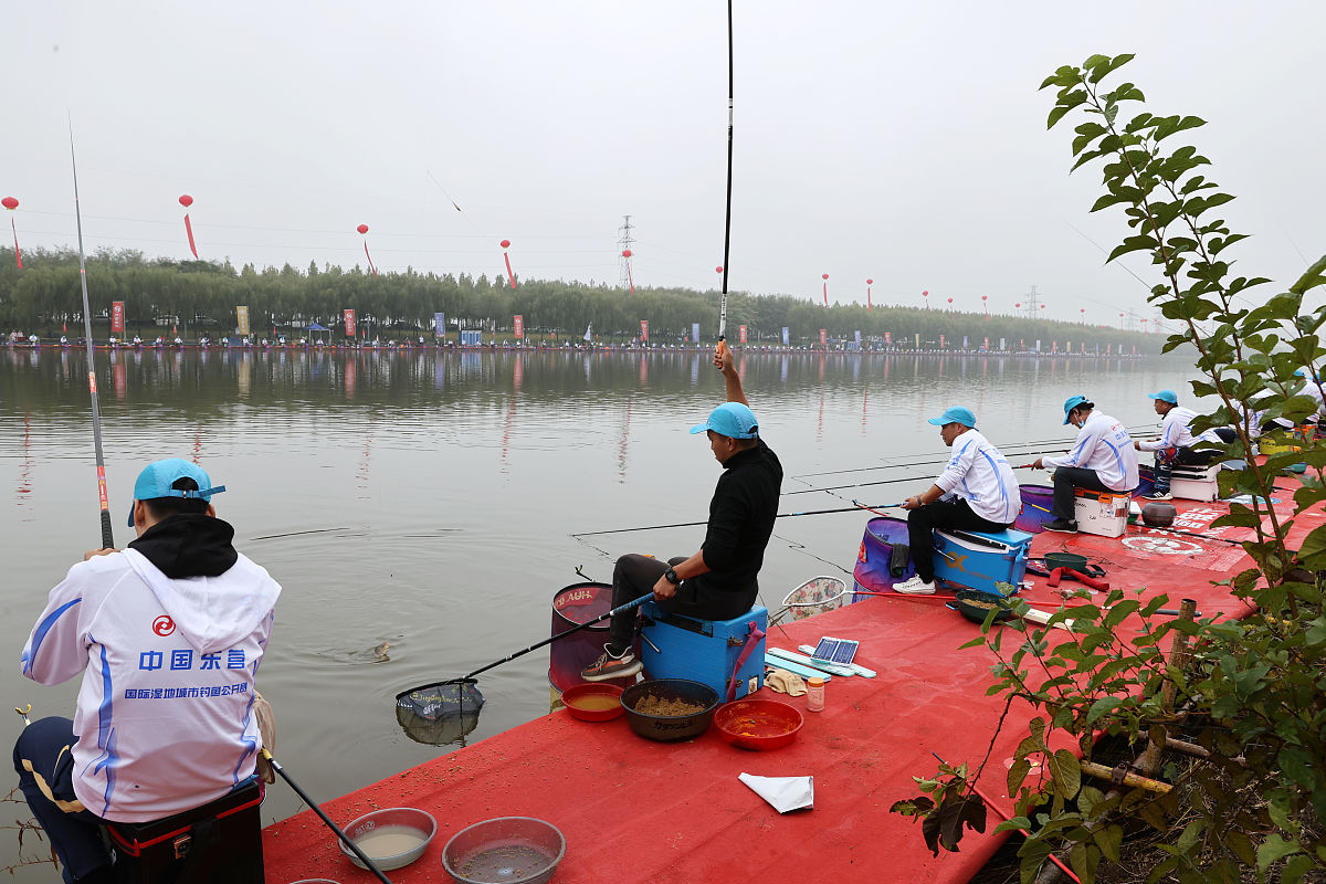 XX湖钓鱼活动简报：精彩比赛，丰厚奖品！