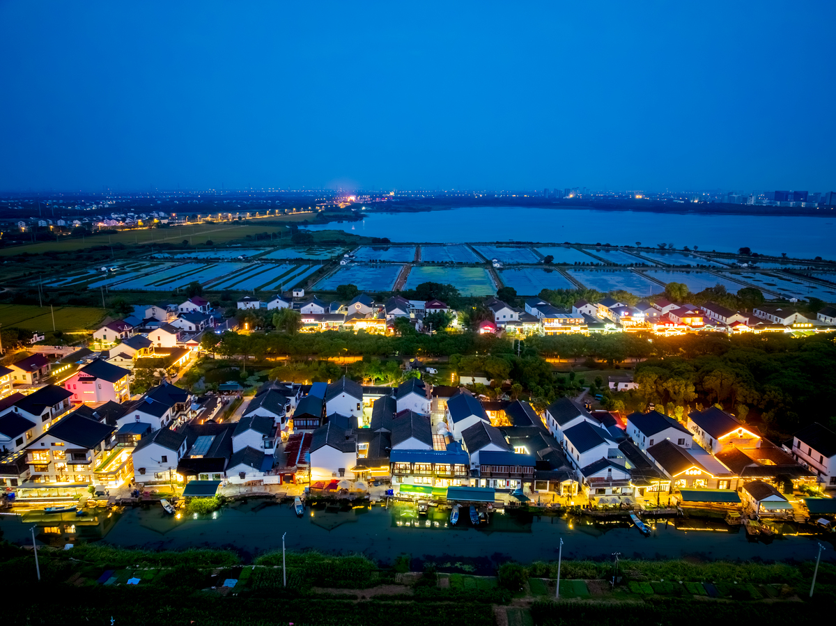 2025年10月3日,江苏苏州,阳澄湖镇莲花岛中舍村夜景.