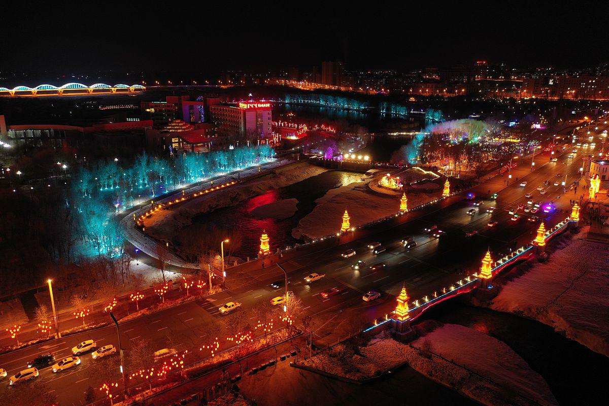 2021年2月26日,是元宵佳节,当晚,新疆博乐市主要街道上彩灯绽放,绚丽