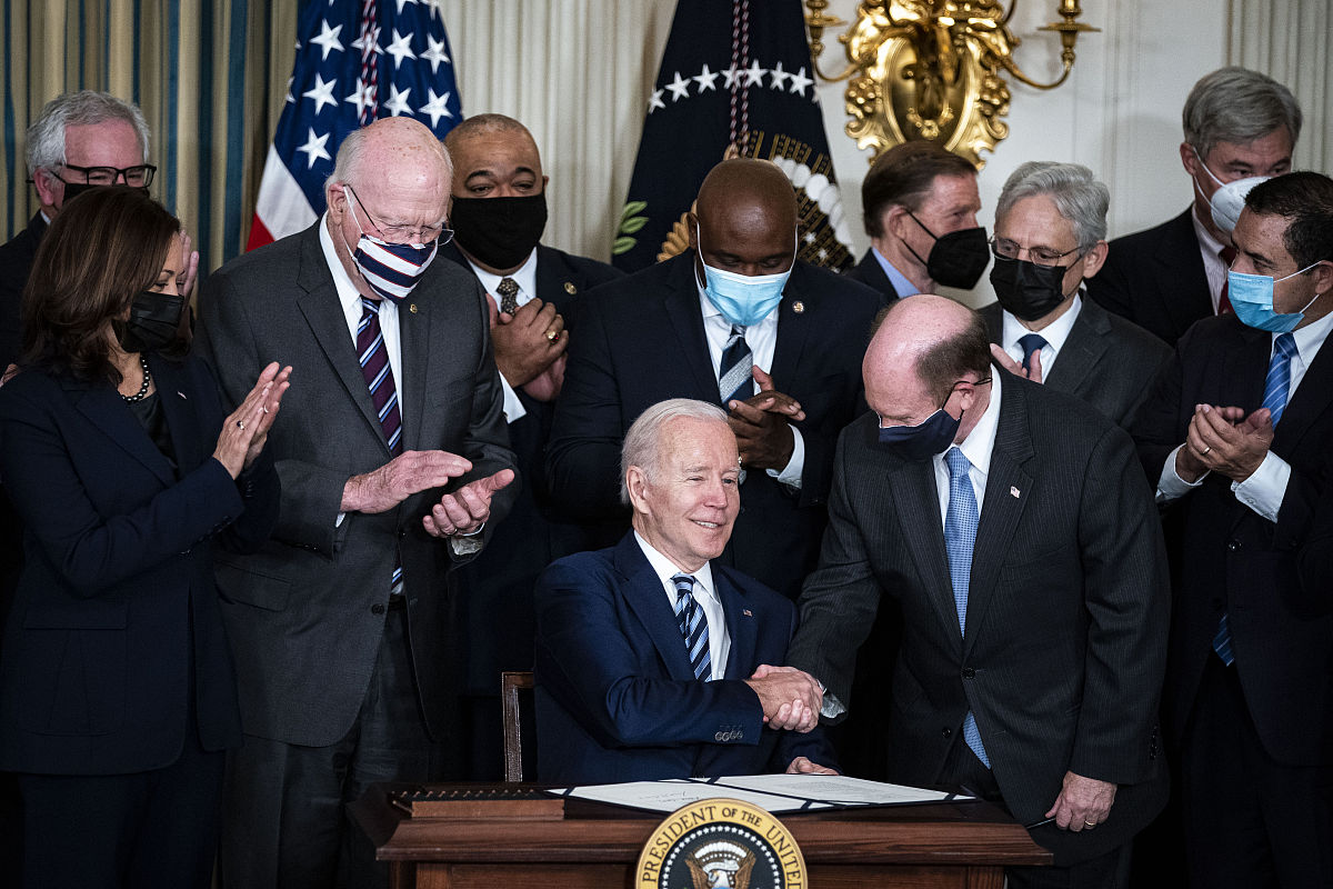 本文对个性化推荐领域的相关研究进行了综述并从信息茧房、浅层推荐、增强交互性、其他解决途径等4个方面综合地解析了个性化推荐这一课题。不仅详细地介绍了此类研究的完整流程同时我们从不同领域、不同学科的角度去思考该课题的研究为致力于该领域研究的研究人员提供了更加开放、多维度的思考和启示。接着第4、5节分析了当前研究中的核心算法并进行归类总结。改写这段话200字左右