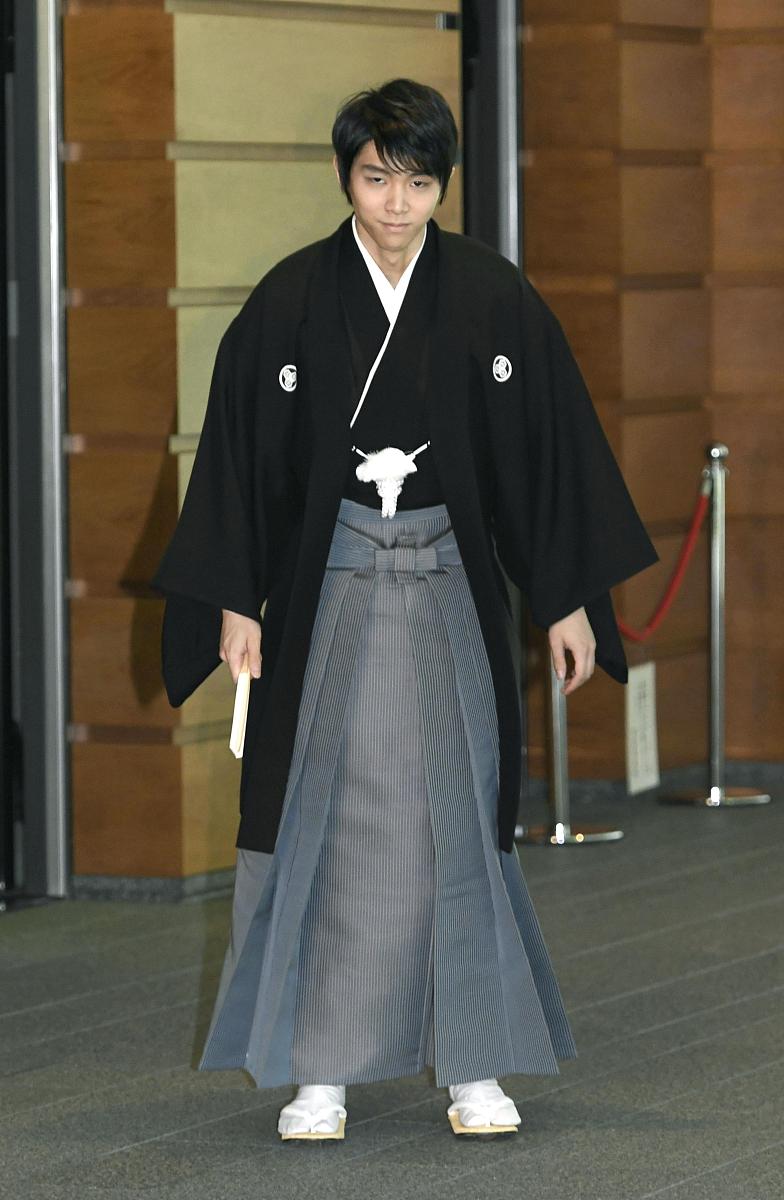 高中男生变身女校花：一个关于勇气和自信的奇幻故事