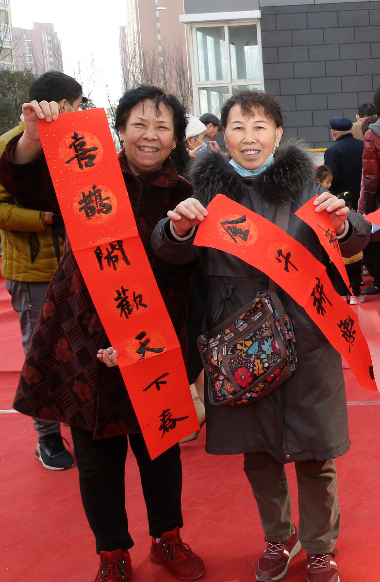 2021年2月3日,西安书法家春节前夕来到朝阳花园小区,义务为市民书写春