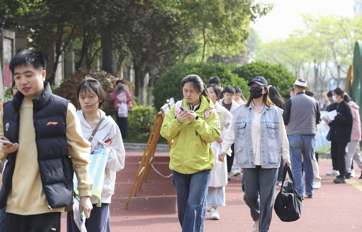 2026年4月18日,江苏淮安,参加事业单位招聘人员考试的