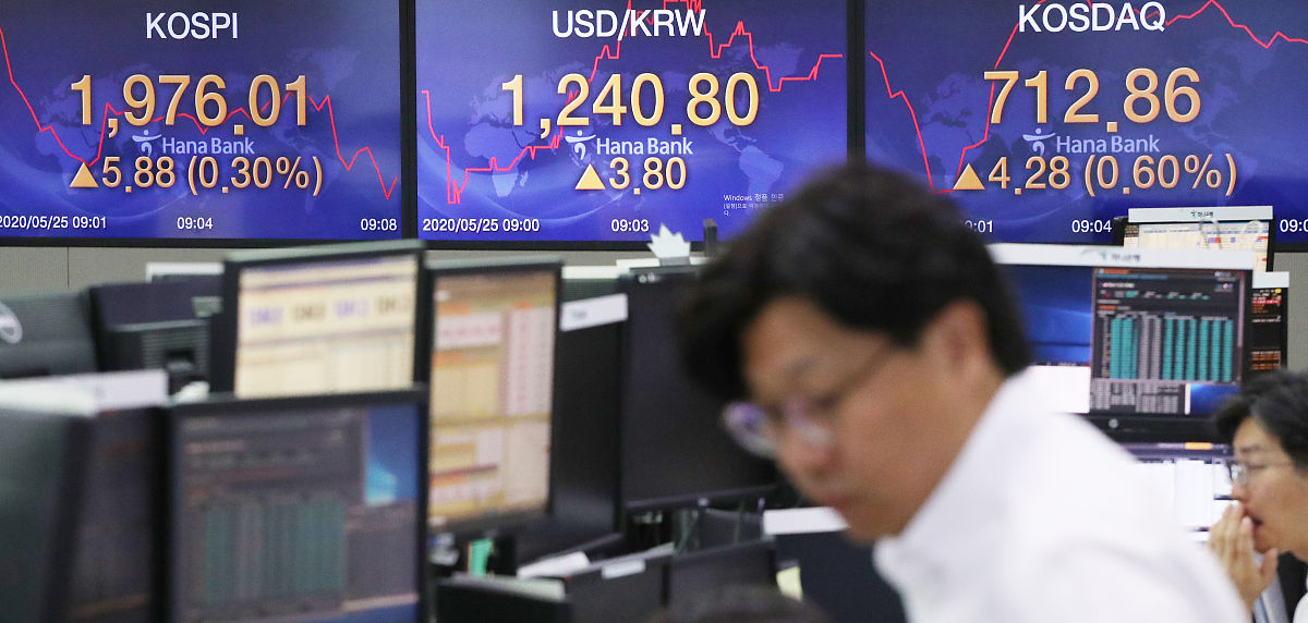 当地时间2020年5月25日,韩国首尔,银行交易室显示的股市信息.       (