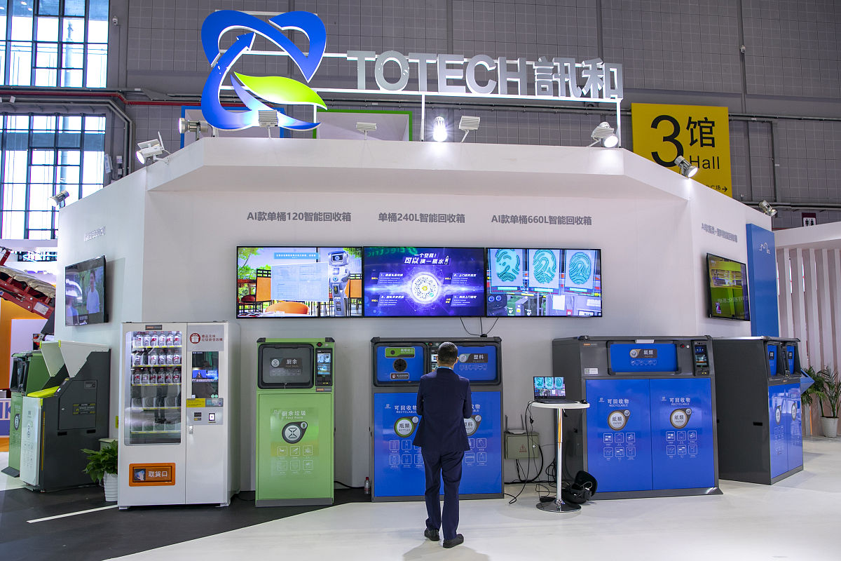 帮我设计一个自动化和机电一体化具体项目要根据实际需要进行编写。报告中要详细介绍项目包括实际需求解决方案的描述技术细节系统的关键要素成本附录等