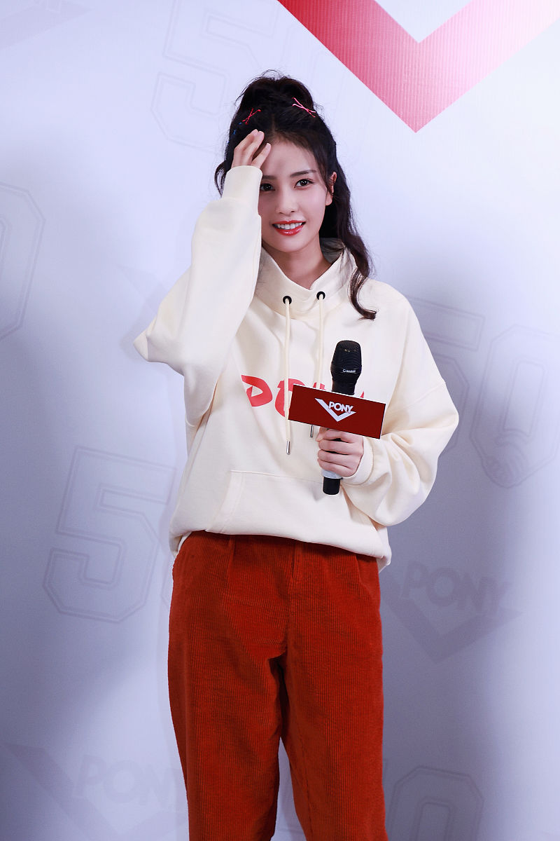 10句夸赞女士连帽卫衣的赞美词，助你挑选完美单品