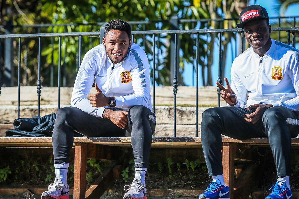 给我二十个像中国人名字的外国人名 比如朱丽叶、马尔斯、卢卡库