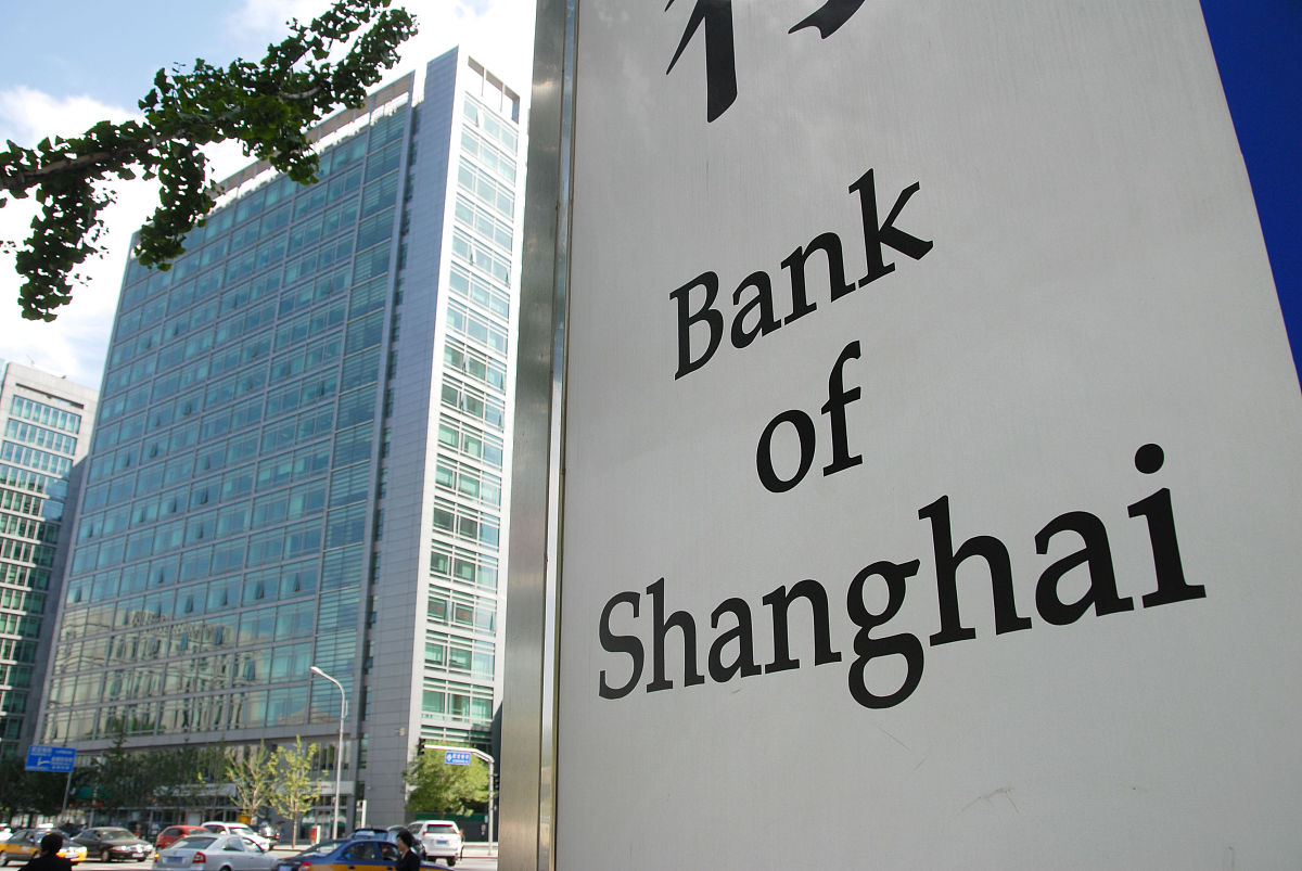 请翻译以下为英文 活动将于7月4-5号举行第一天是3家港股公司和1家A股公司、以及安信国际首席研究的演讲分享在新加坡洲际酒店。第二天是大华继显安排各家上市公司的一对一路演。我们希望能邀请贵司成为协办机构共同邀请新加坡投资机构参加第一天的论坛届时也将介绍参会公司给您认识。或者您的投资者对公司感兴趣的话我们可以找时间安排额外的一对一或小组交流