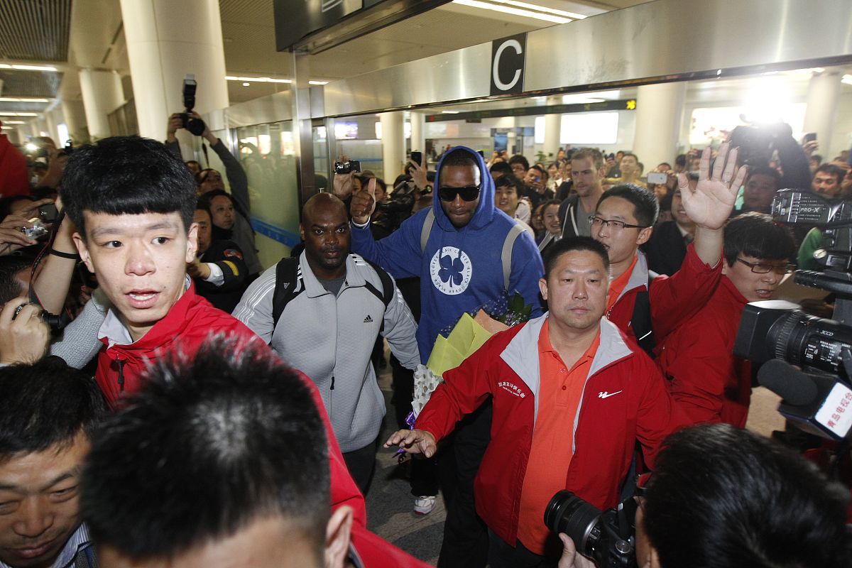 偶像是否应该为粉丝行为买单？正反观点解析