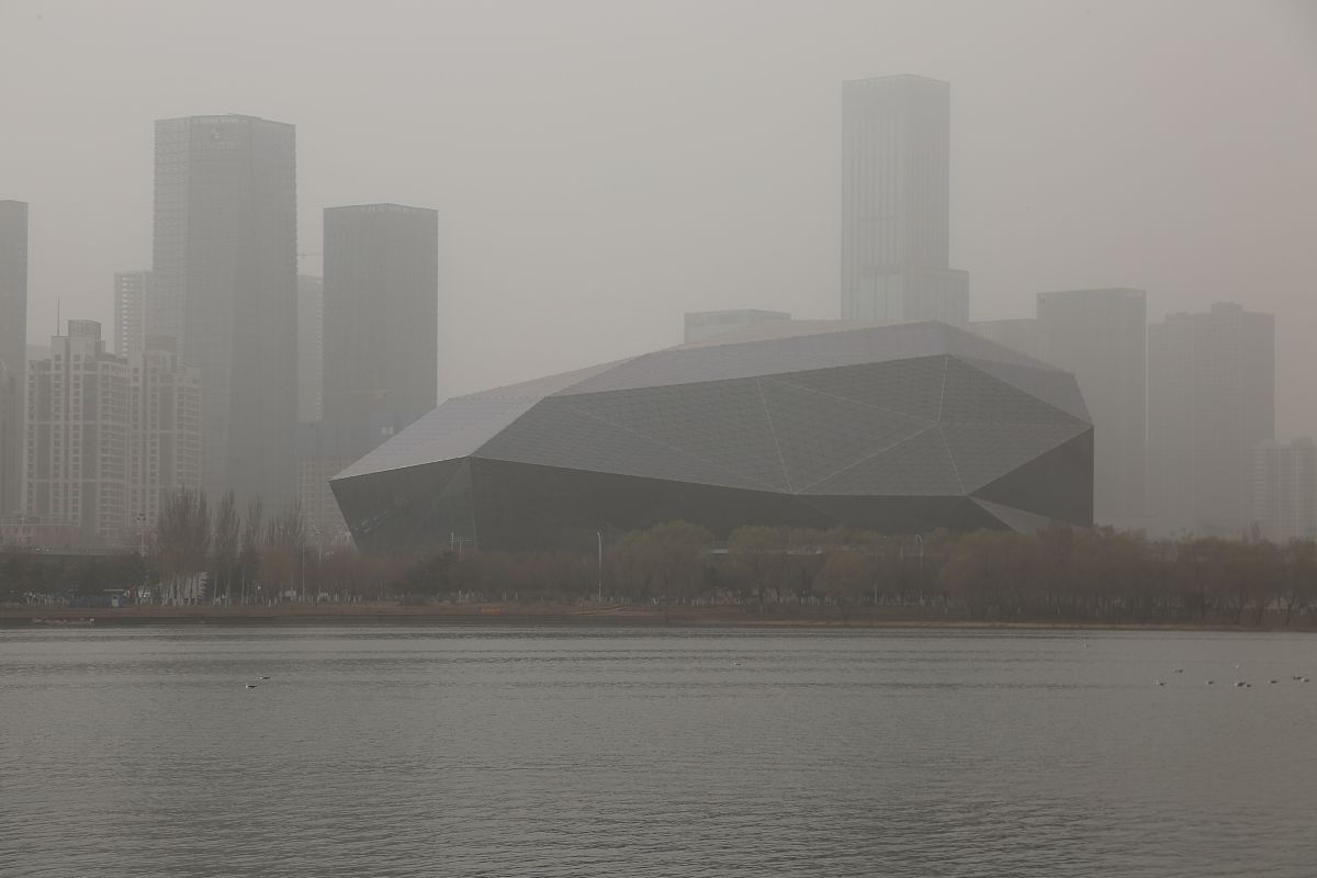 2021年3月28日,受冷空气影响,沈阳出现现浮尘扬沙天气,户外能见度低.